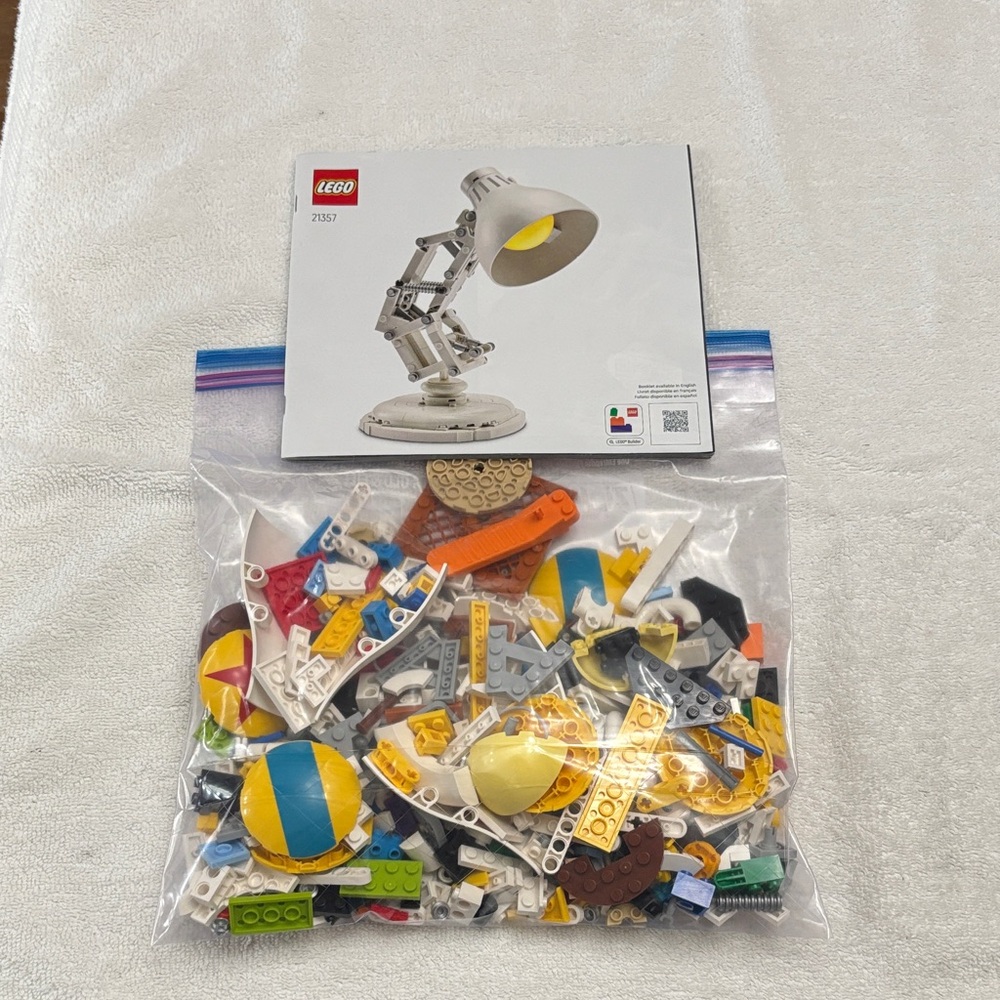 LEGO 21303 Lamp Set with Yellow and Gray Pieces